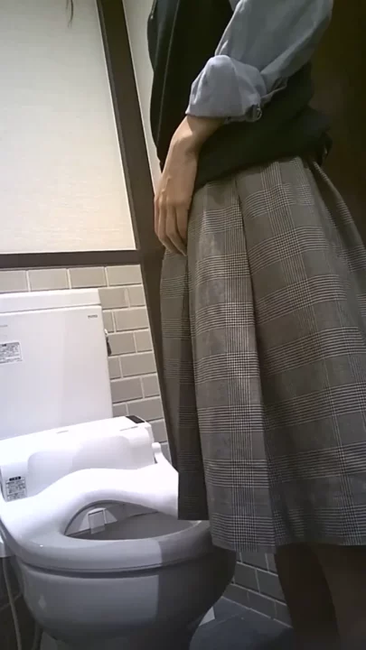 JKのトイレ盗撮 – 8人の女子高生のプライベートを覗く衝撃の映像 のスクリーンショット 2