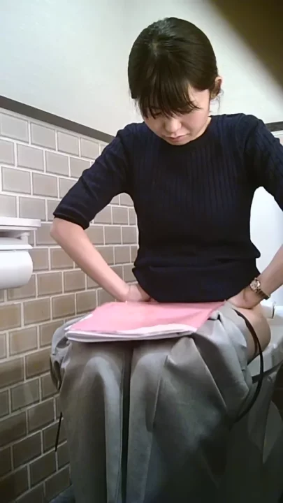 プレミアム美盗トイレ vol.4 鼻ほじ耳ほじ！歯磨き…トイレでくつろぐ娘さん♪全６名収録 のスクリーンショット 4
