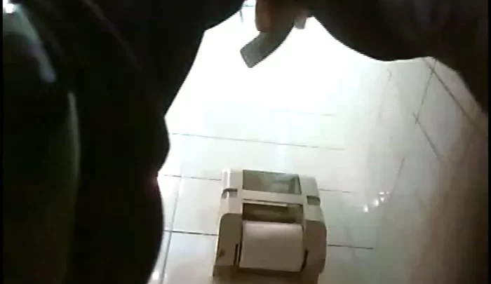 大阪ゲーセン近くの和式トイレで女子中学生を盗撮 覗き穴から見えるスク水姿と用を足す瞬間 のスクリーンショット 2