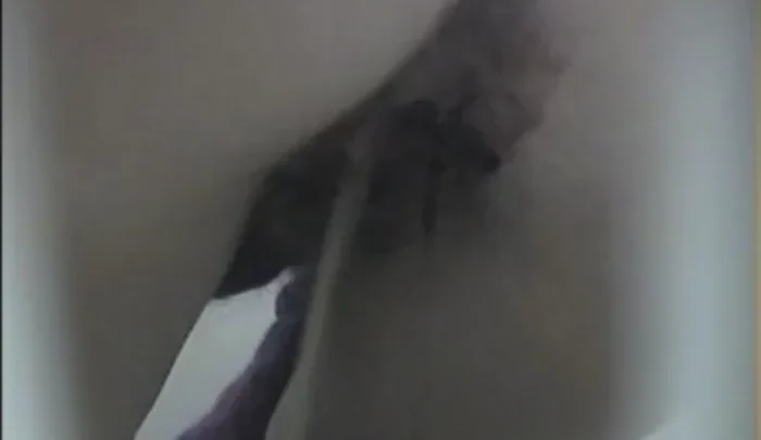 ロシアの大学トイレ盗撮 – 女子学生が個室で放尿する隠し撮り映像 のスクリーンショット 2