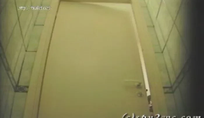 ロシア大学トイレ盗撮 – 女子学生が個室で放尿する隠しカメラ映像 のスクリーンショット 2