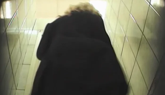 ロシアの大学トイレ盗撮 女子学生が個室で放尿する隠し撮り映像 のスクリーンショット 1