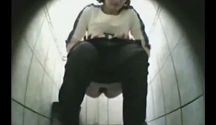 ロシア大学トイレ盗撮 女子学生が個室で放尿する隠しカメラ映像 のスクリーンショット 1