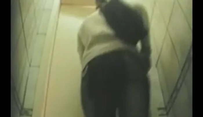 ロシア大学トイレ盗撮 女子学生が個室で放尿する隠しカメラ映像 のスクリーンショット 3