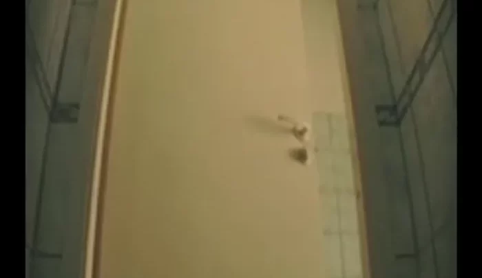 ロシア大学トイレ盗撮 女子学生が個室で放尿する隠しカメラ映像 のスクリーンショット 4