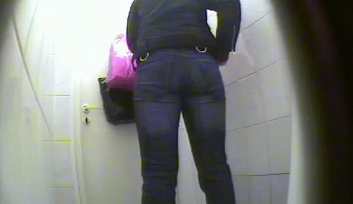 ロシア大学トイレ盗撮 女子学生が個室で放尿する隠し撮り映像 のスクリーンショット 1