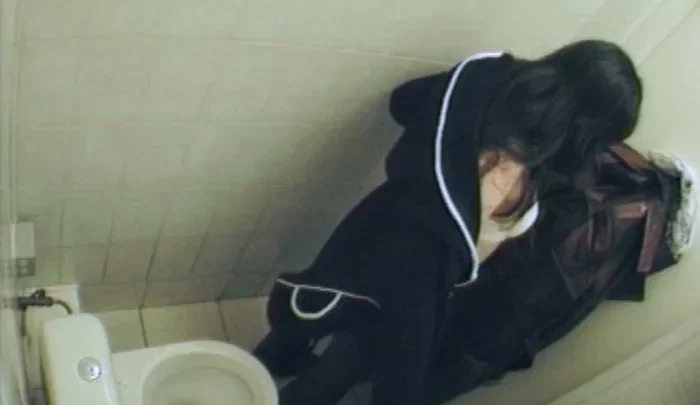 ロシア大学トイレ盗撮 女子学生が個室で放尿する隠し撮り映像 のスクリーンショット 2