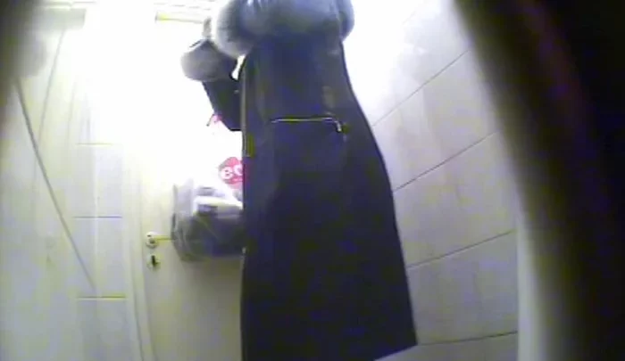 ロシア大学トイレ盗撮 女子学生が個室で放尿する隠し撮り映像 のスクリーンショット 3