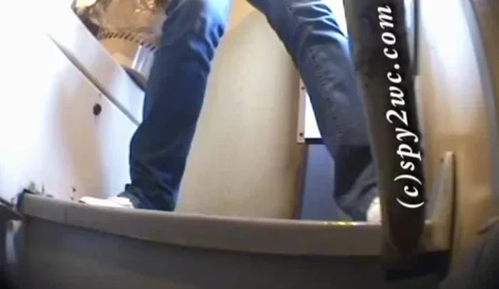 ロシアの大学トイレ盗撮 隠しカメラで捉えた女性の放尿シーン のスクリーンショット 1