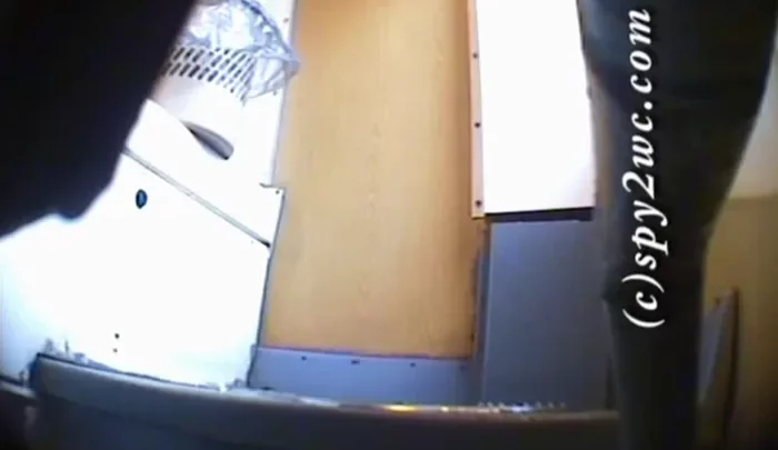 ロシアの大学トイレ盗撮 隠しカメラで捉えた女性の放尿シーン のスクリーンショット 3