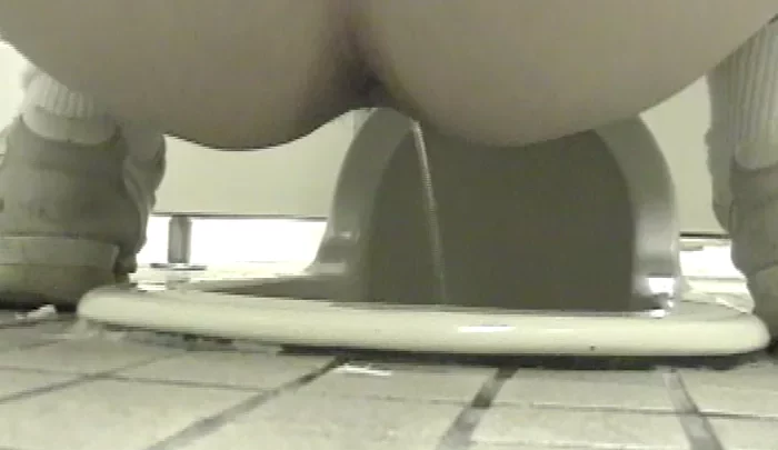 文化祭4 – 女子トイレ盗撮ハプニング！覗き穴からこっそり盗み見る無修正映像 のスクリーンショット 1