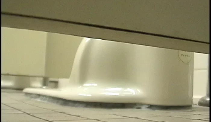 文化祭4 – 女子トイレ盗撮ハプニング！覗き穴からこっそり盗み見る無修正映像 のスクリーンショット 2