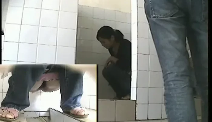 中国女子大生トイレ盗撮 vol.1 – 覗き穴から盗み見る女子トイレの密着映像 のスクリーンショット 4