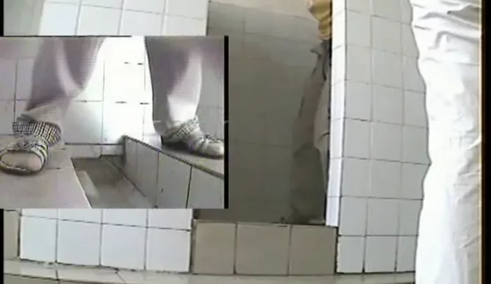 中国女子大5 トイレ盗撮で覗かれる無防備な女子大生たちの恥ずかしい瞬間 のスクリーンショット 4