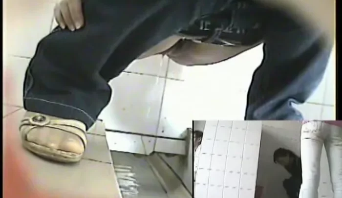 中国女子大6 – トイレ盗撮映像 覗き穴から盗撮した女子大生のトイレ行為 のスクリーンショット 1