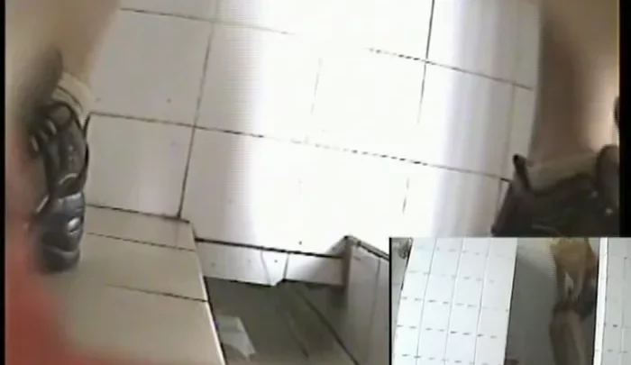 中国女子大6 – トイレ盗撮映像 覗き穴から盗撮した女子大生のトイレ行為 のスクリーンショット 3