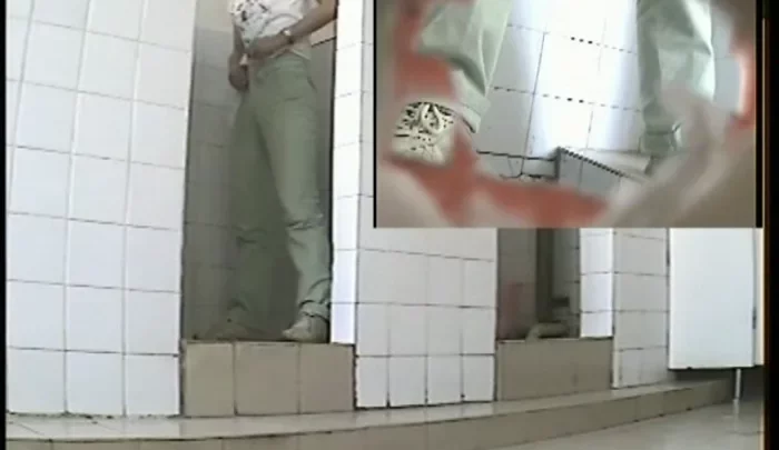 女子大生トイレ盗撮 8 – 隠しカメラで覗かれる恥ずかしい瞬間 のスクリーンショット 1