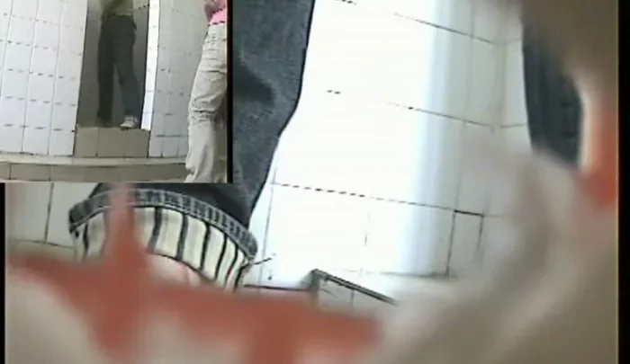 女子大生トイレ盗撮 8 – 隠しカメラで覗かれる恥ずかしい瞬間 のスクリーンショット 3