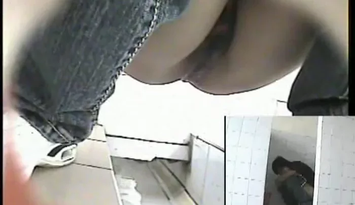 女子大生トイレ盗撮 8 – 隠しカメラで覗かれる恥ずかしい瞬間 のスクリーンショット 4