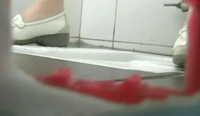 中国のトイレに仕掛けられた隠しカメラ映像 覗き穴から盗撮した無修正ピーポング動画 のスクリーンショット 1