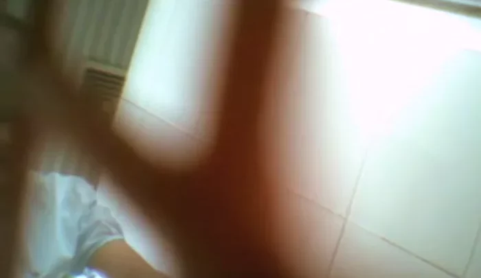 中国の公衆トイレに仕掛けた隠しカメラ映像 覗き穴から盗撮した無修正の素人女性たち3作品 のスクリーンショット 2