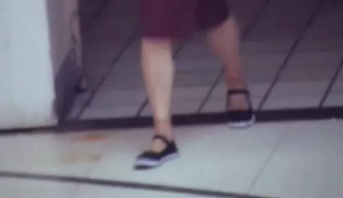 中国のトイレ盗撮6 – 覗き穴から覗く無修正映像、隠しカメラで捉えたトイレでの素の姿 のスクリーンショット 1