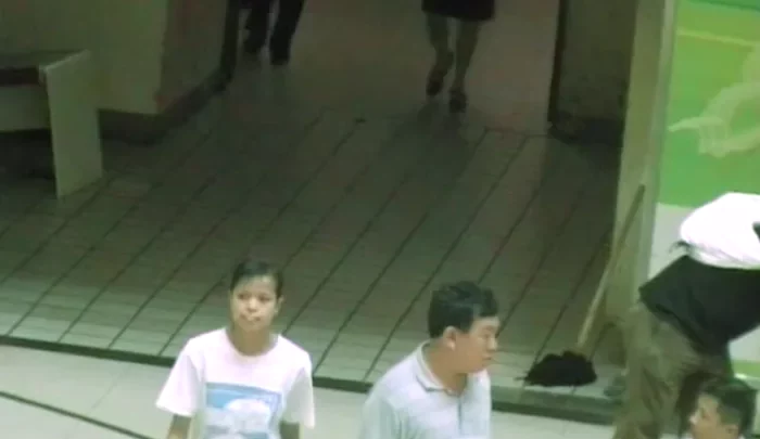 中国のトイレ盗撮6 – 覗き穴から覗く無修正映像、隠しカメラで捉えたトイレでの素の姿 のスクリーンショット 2