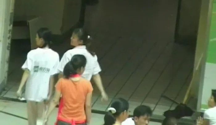 中国のトイレ盗撮6 – 覗き穴から覗く無修正映像、隠しカメラで捉えたトイレでの素の姿 のスクリーンショット 3