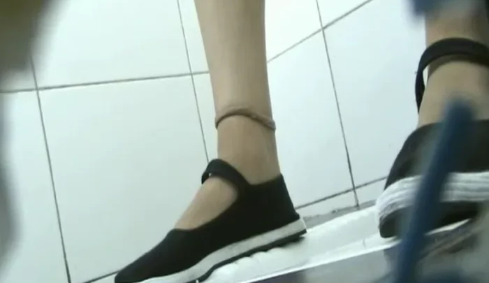中国のトイレ盗撮6 – 覗き穴から覗く無修正映像、隠しカメラで捉えたトイレでの素の姿 のスクリーンショット 4