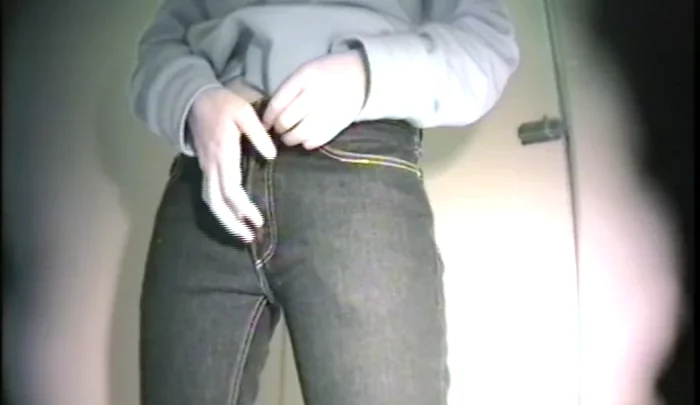 女子トイレ盗撮 スクール水着の女子校生がおしっこする隠しカメラ映像 のスクリーンショット 1