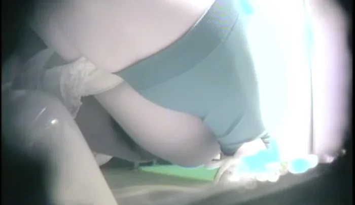 女子トイレ盗撮 スクール水着の女子校生がおしっこする隠しカメラ映像 のスクリーンショット 2