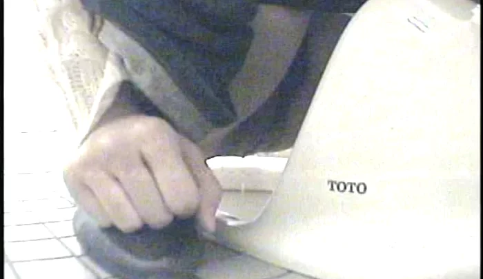 日本の女性トイレ盗撮映像 – 隠しカメラで撮影した女子の用足しシーン のスクリーンショット 4