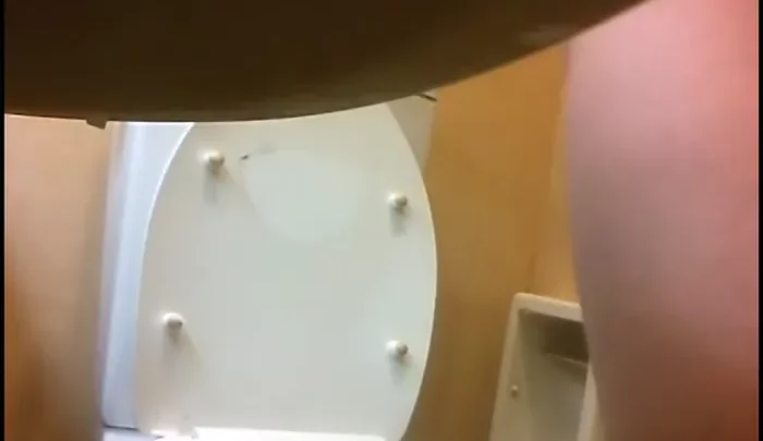 イタリアントイレ2 – 無料覗き穴・日本のトイレ盗撮・隠しカメラ映像 のスクリーンショット 3