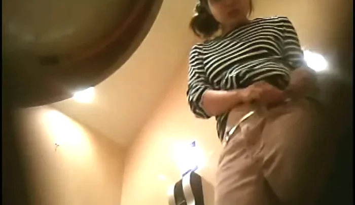 イタリアントイレ4 – 無料の覗き穴から見える日本のトイレ盗撮、隠しカメラ映像 のスクリーンショット 2