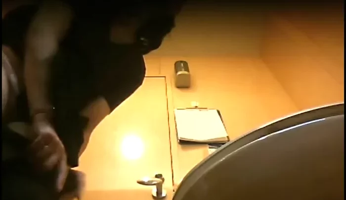 イタリアントイレ6 – 無料覗き穴・日本のトイレ盗撮・隠しカメラ映像 のスクリーンショット 2