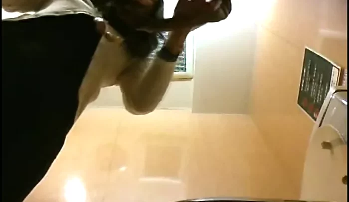 イタリアントイレ6 – 無料覗き穴・日本のトイレ盗撮・隠しカメラ映像 のスクリーンショット 4