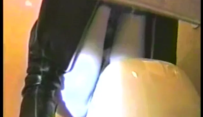 女子トイレ盗撮44 – 学校で用を足す女子たちの隠し撮り映像 のスクリーンショット 4
