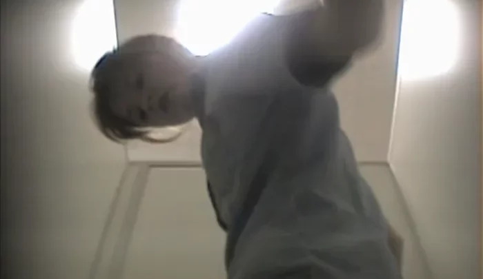 スパイ2wc 7 – ロシアの大学トイレ盗撮、女子学生の放尿シーンを隠しカメラで捉えた隠し撮り映像 のスクリーンショット 1