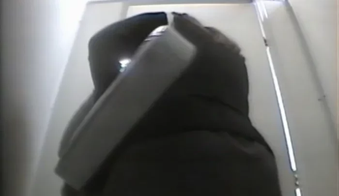 スパイ2wc 7 – ロシアの大学トイレ盗撮、女子学生の放尿シーンを隠しカメラで捉えた隠し撮り映像 のスクリーンショット 3