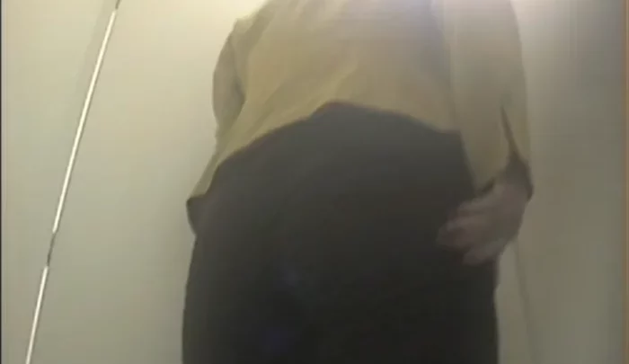 ロシア大学トイレ盗撮 女子学生の放尿隠し撮り映像 のスクリーンショット 2