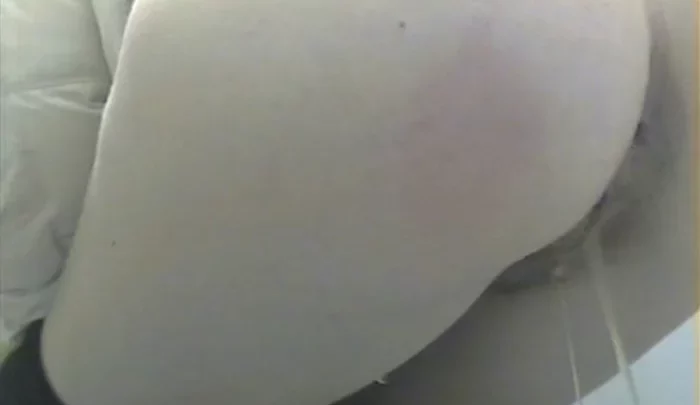 ロシア大学トイレ盗撮 – 女子学生の用足し隠し撮り映像 のスクリーンショット 3