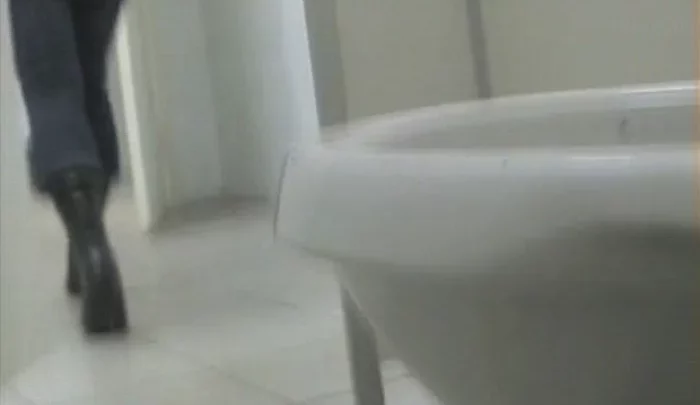 ロシアの大学トイレ盗撮 女子学生が個室で放尿する隠し撮り映像 のスクリーンショット 4