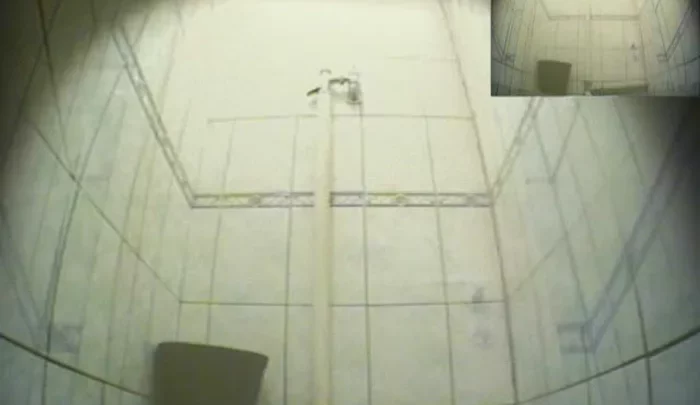 ロシアの大学トイレ盗撮 女子学生が個室で放尿する隠し撮り映像 のスクリーンショット 2