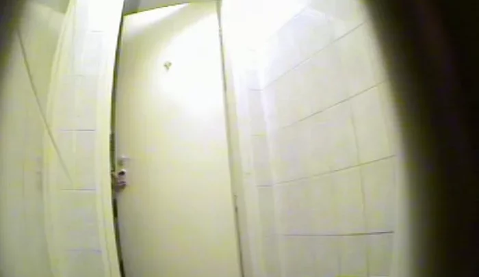 ロシアの大学トイレ盗撮 女子学生が個室で用を足す隠し撮り映像 のスクリーンショット 1