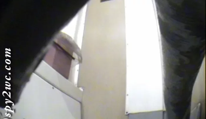 ロシアの大学トイレ盗撮 – 女子学生の放尿隠し撮り映像 のスクリーンショット 1
