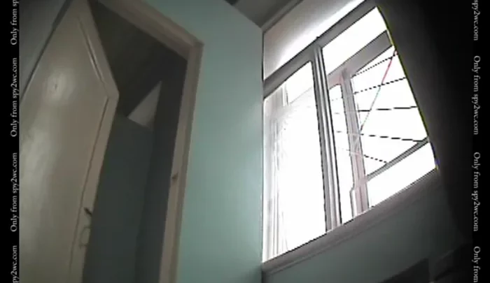 ロシア大学トイレ盗撮 – 成熟した女性が個室で放尿する隠しカメラ映像 のスクリーンショット 1
