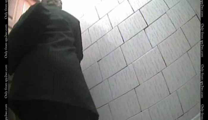 ロシア大学トイレ盗撮 – 成熟した女性が個室で放尿する隠しカメラ映像 のスクリーンショット 3