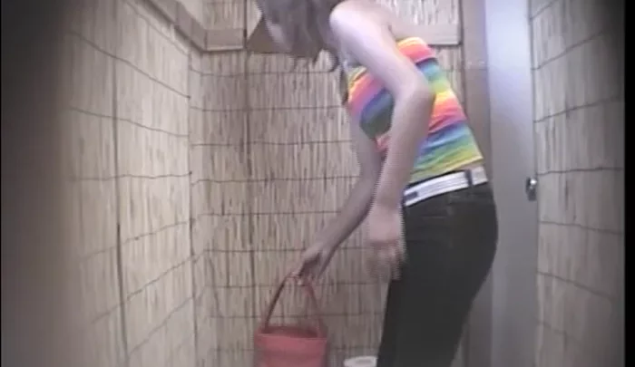 海の家トイレ盗撮12 – 覗き穴から覗く海の家トイレの無修正盗撮映像 のスクリーンショット 4