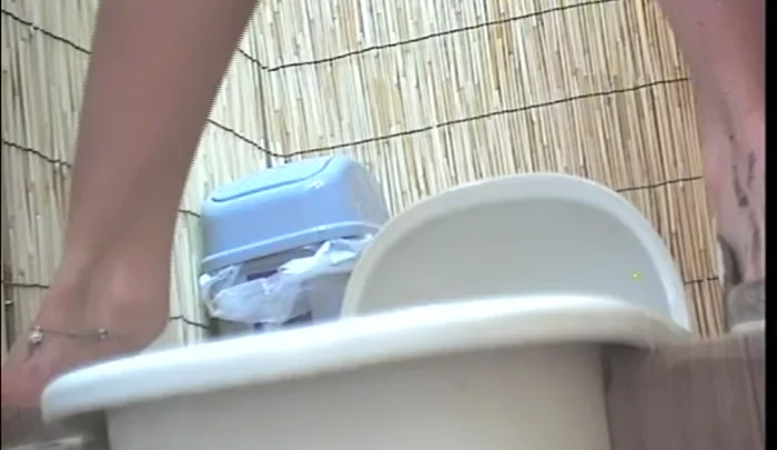 海の家トイレ盗撮2 – 覗き穴から撮影した無修正映像 のスクリーンショット 1