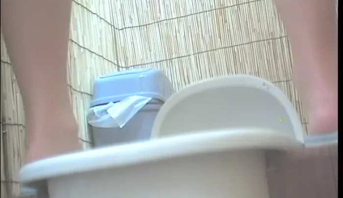海の家のトイレを盗撮！覗き穴から激写した無修正ハメ撮り映像 のスクリーンショット 3